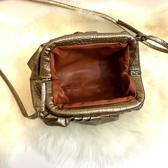 Vintage 80s Gold Crossbody Clutch Shoulder Bag. Embossed metallic croc print. - Picture 4 of 6